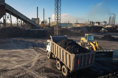 Dnipro, Ukrayna - 19 Kasım 2020. Taş ocağında traktör çalışıyor.