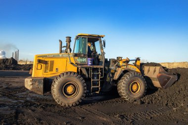 Dnipro, Ukrayna - 19 Kasım 2020. Taş ocağında traktör çalışıyor.