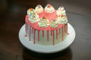 Beyaz pasta çubuğu ve tahta dilimi ve yeşillik arkaplanı üzerinde boş arkaplan alanı, pasta süslemesi