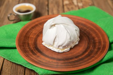 Tahta arka planda Fransız vanilyalı kurabiye.