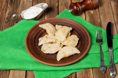 Biftek ile doldurulmuş ve kızarmış soğanla servis edilmiş börekler. Varenyky, vareniki, pierogi, pyrohy. Doldurulmuş hamur tatlısı