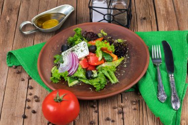 Sulu domatesli Yunan salatası, feta peyniri, marul, yeşil zeytin, salatalık, kırmızı soğan ve taze maydanoz. Ev yapımı yemek. Sembolik görüntü. Lezzetli ve sağlıklı bir vejetaryen yemeği konsepti. Kapat..