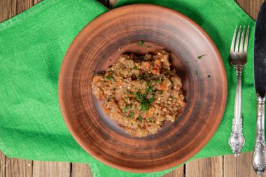 Kırsal kasede patlıcan havyarı. Yakın plan.