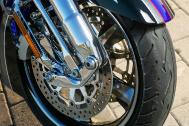 Kapat ve seçici odaklı motosiklet tekerleği ve detayı kır