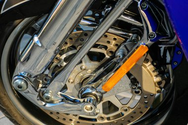 Kapat ve seçici odaklı motosiklet tekerleği ve detayı kır