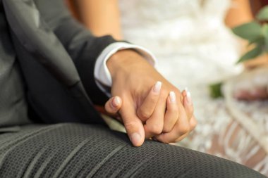 Alyanslarını takan çiftler düğün buketinde dinleniyor.