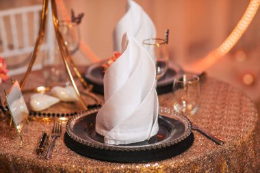 Şenlik masasında sunulan tahta ve kır çiçeklerinden yapılmış süslemeler.