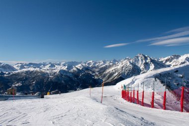 İtalya 'nın Turin, İtalya' daki Sauze D 'Oulx kayak merkezinin tepesindeki kayak yamacından muhteşem bir manzara ve vadi. Piedmont bölgesinde karlı dağlardan oluşan güzel İtalyan dağları.