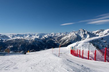 İtalya 'nın Turin, İtalya' daki Sauze D 'Oulx kayak merkezinin tepesindeki kayak yamacından muhteşem bir manzara ve vadi. Piedmont bölgesinde karlı dağlardan oluşan güzel İtalyan dağları.