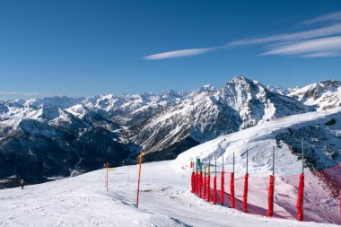 İtalya 'nın Turin, İtalya' daki Sauze D 'Oulx kayak merkezinin tepesindeki kayak yamacından muhteşem bir manzara ve vadi. Piedmont bölgesinde karlı dağlardan oluşan güzel İtalyan dağları.