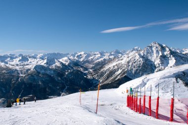İtalya 'nın Turin, İtalya' daki Sauze D 'Oulx kayak merkezinin tepesindeki kayak yamacından muhteşem bir manzara ve vadi. Piedmont bölgesinde karlı dağlardan oluşan güzel İtalyan dağları.