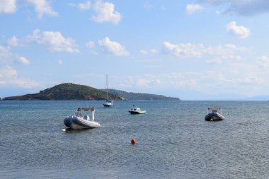 Bir sürü küçük tekne ve balıkçı teknesi Skiathos Adası limanına yanaştı. Ege Denizi 'nde sakin, güzel bir körfezde bir sürü teknesi olan güzel bir Yunan limanı..
