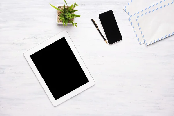 Vue du dessus de la tablette et des articles de bureau sur une table en bois . — Photo