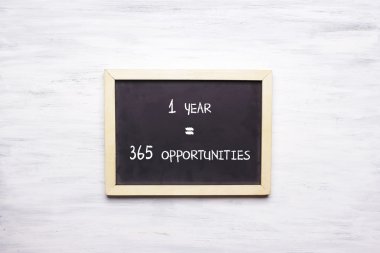 Kara tahta ile 1 yıl, 365 fırsatlar üzerinde yazılı Üstten Görünüm