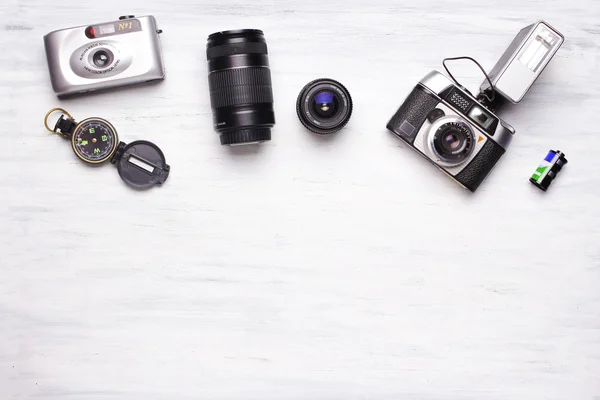 Draufsicht auf alte Kameras auf weißem Holzhintergrund — Stockfoto