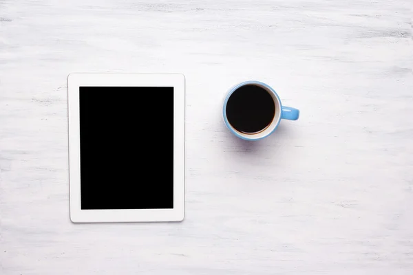 Vue du dessus de la tablette et tasse de café sur table en bois — Photo