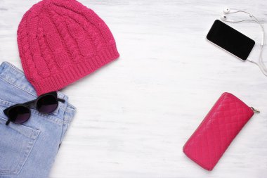 Kadınların gündelik nesneler ve Beyaz ahşap zemin üzerinde kıyafet. 