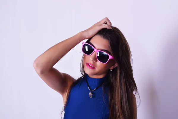 Retrato de moda de mulher jovem com estilo urbano — Fotografia de Stock