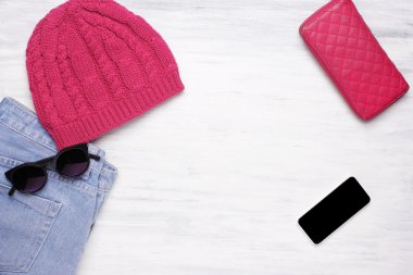 Kadınların gündelik nesneler ve Beyaz ahşap zemin üzerinde kıyafet. 