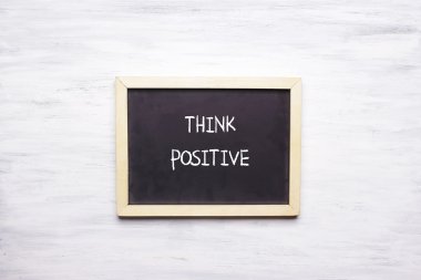 Kara tahta üzerinde yazılı olumlu düşünmek ile Üstten Görünüm
