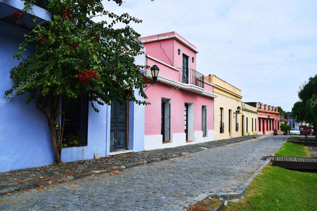Casas históricas tradicionales en Colonia, Uruguay 2024