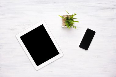 Ahşap masa üzerinde tablet bilgisayar ve smartphone Üstten Görünüm. 