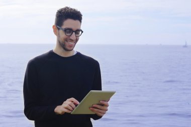 genç adam açık havada bir tablet kullanma