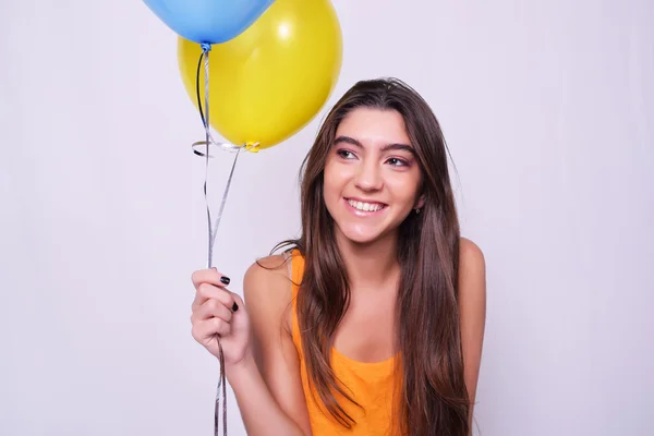 Felice giovane donna che tiene palloncini colorati — Foto Stock