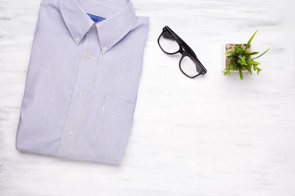 Επιχειρηματίας πουκάμισο σε άσπρο φόντο ξύλινη — Φωτογραφία Αρχείου