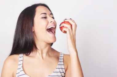 Genç Kafkas kadın holding elma