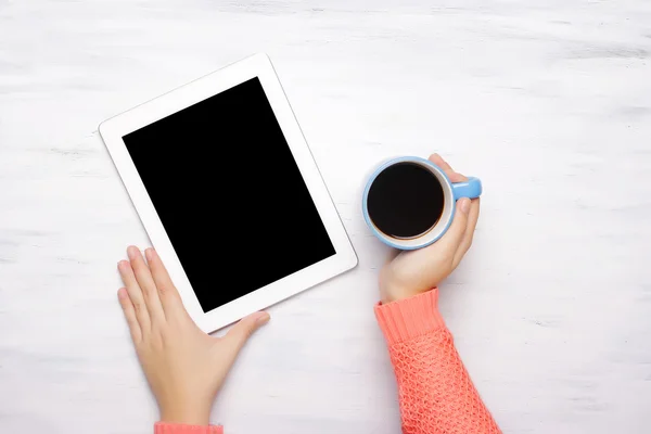 Vue du dessus d'un gadget tablette sur une table en bois blanc — Photo