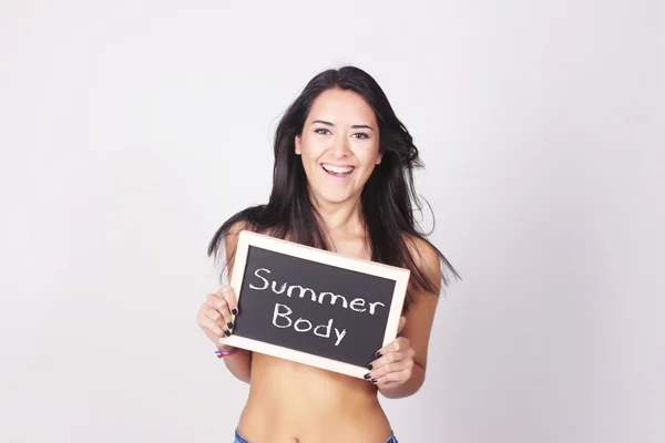 Jovem segurando quadro dizendo Summer Body — Fotografia de Stock
