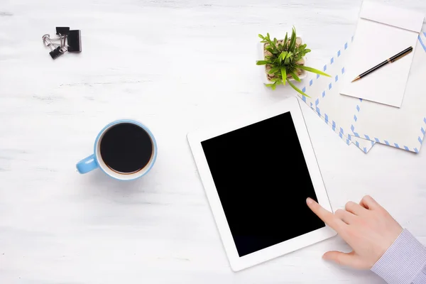 Ansicht von oben: Geschäftsmann zeigt etwas in einem Tablet. — Stockfoto