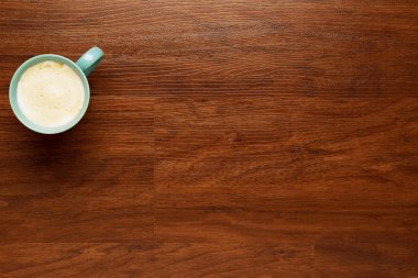 Ahşap bir arka plan üzerinde kahve fincan üst görünümü