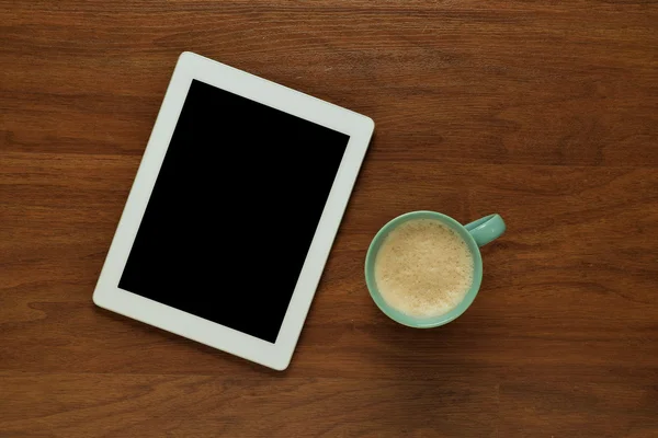 Ansicht von Tablet-Computer und Kaffeetasse auf Holztisch — Stockfoto