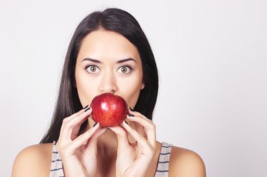 Genç Kafkas kadın holding elma