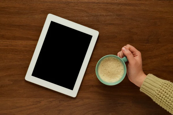 Ansicht eines Tablet-Gadgets auf einem Holztisch — Stockfoto