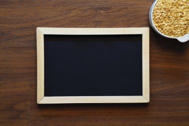 Granola ve ahşap bir masa boş tahta kase.