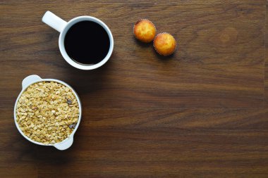 Sağlıklı kahvaltı ahşap bir masa üzerinde. Sağlık ve fitness.