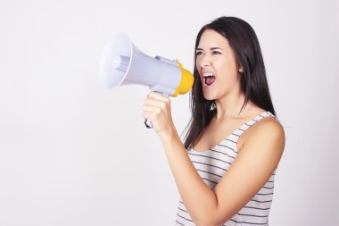 Genç güzel kadın bir megafon ile bağırarak