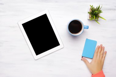 Tablet bilgisayar ve kahve en iyi görünümünü ahşap tablo