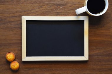 Fincan kahve, kek ve yazı tahtası ile boşaltmak.