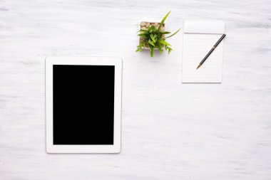 Ahşap masa üzerinde tablet bilgisayar ve not defteri Üstten Görünüm. 