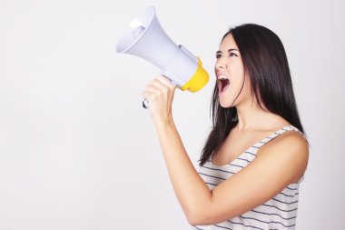 Genç güzel kadın bir megafon ile bağırarak