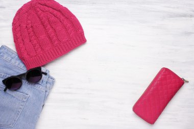 Kadınların gündelik nesneler ve Beyaz ahşap zemin üzerinde kıyafet. 