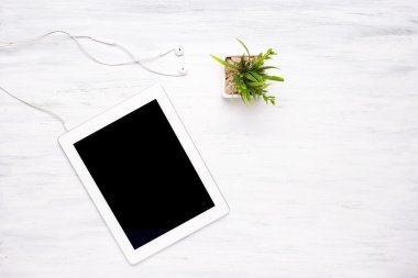 Tablet bilgisayar üstten görünüm ahşap tablo