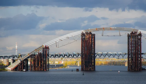 Puente metálico sin terminar — Foto de Stock