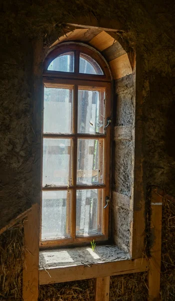 Houten gewelfde venster — Stockfoto