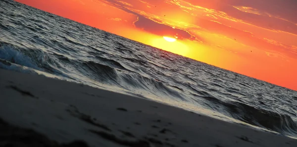 El sol poniéndose en el mar — Foto de Stock