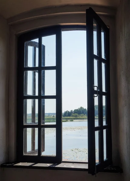 Uitzicht vanuit het raam van de oude vesting — Stockfoto